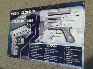 Banner poliplan mari dimensiuni craiova | pistol glock calibrul 9 mm | publicitate craiova